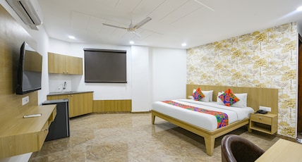 Hotel Luxe 8 Stayz, Dlf Phase-1, Golf Course Road Room Type - Executive room with balcony Hotel Luxe 8 Stayz, Dlf Phase-1, Golf Course Road Room Type - Executive room with balcony