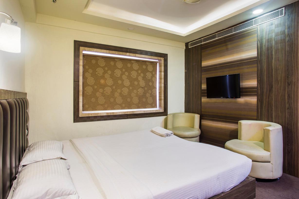 Hotel Emerald - Tap to explore photos