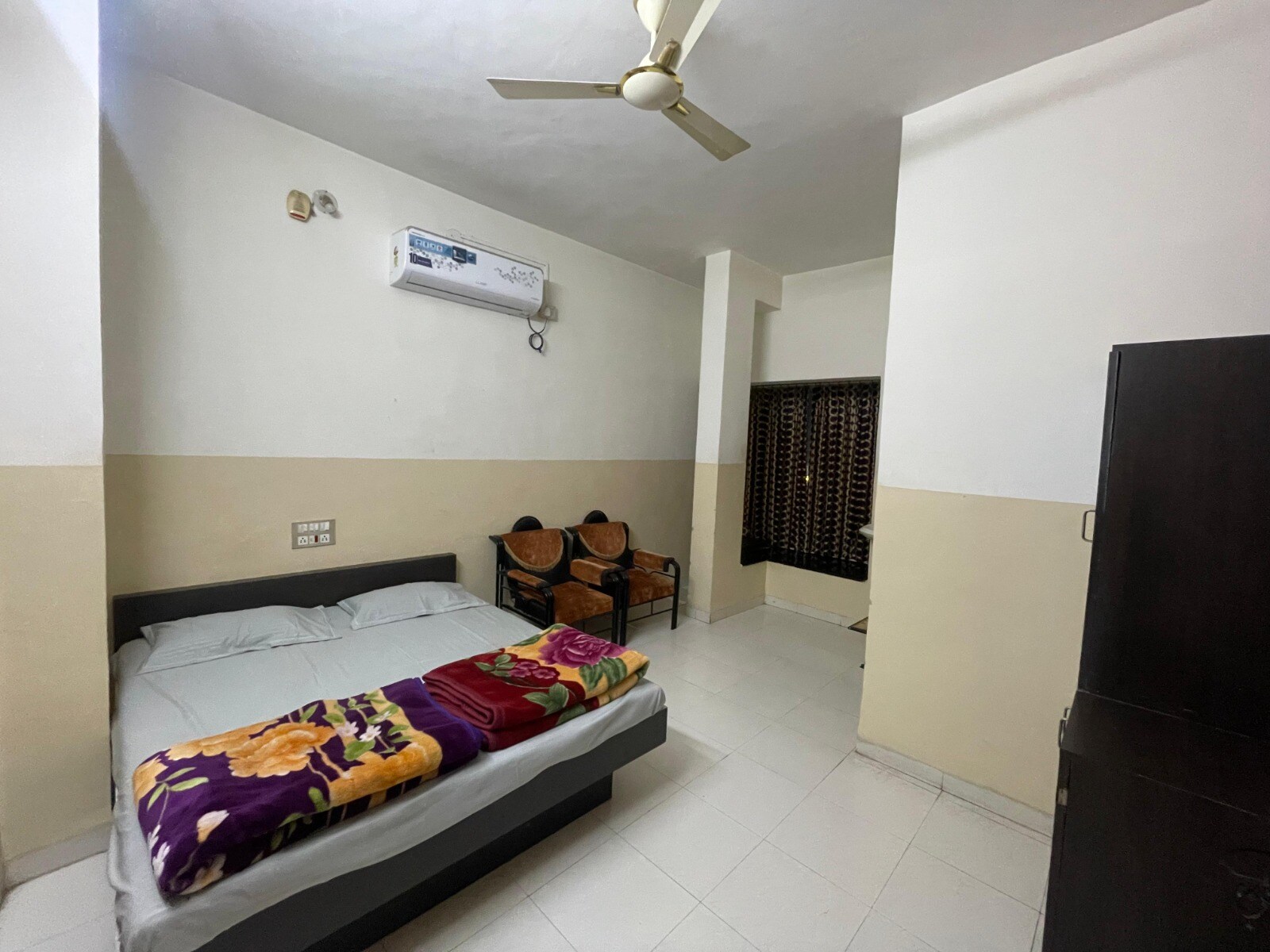 Hotel New Samadhan - Tap to explore photos