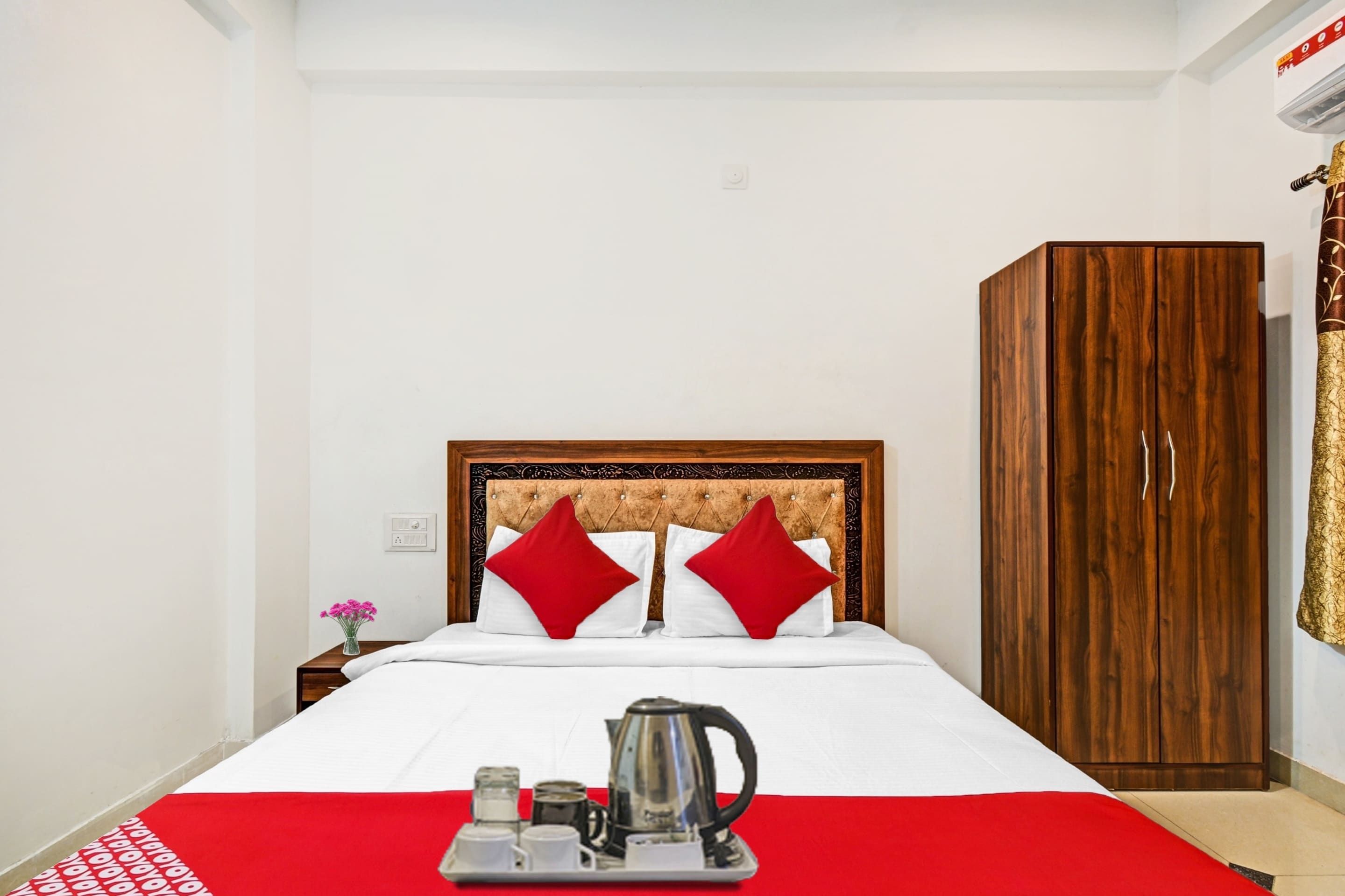 Hotel O Padharo Saa - Tap to explore photos