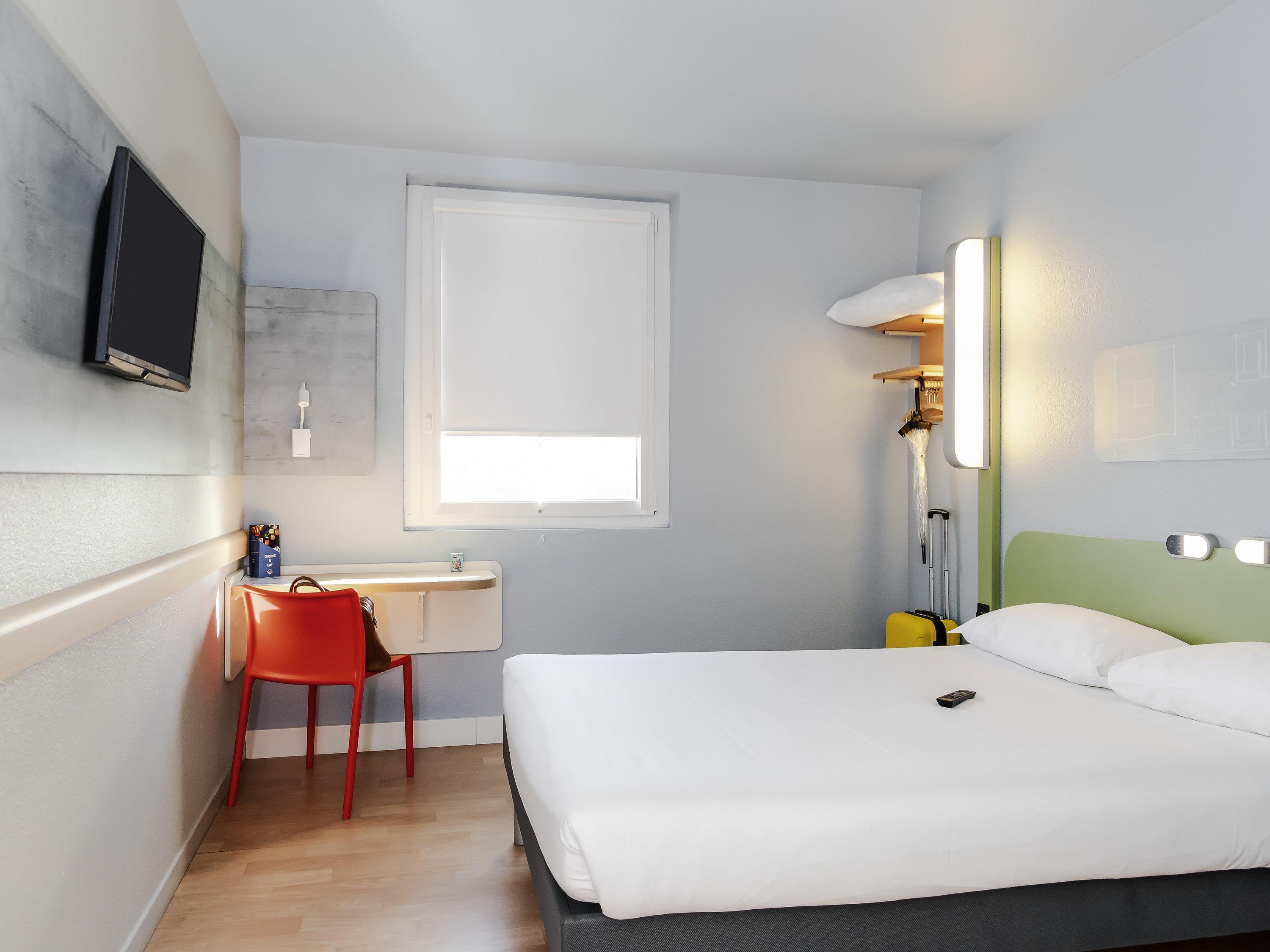 ibis budget Paris Porte de Vanves - Tap to explore photos