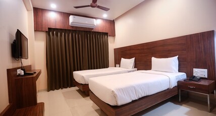 Hotel Central Avenue Room Type - Super Deluxe Room Twin Beds