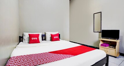 Hotel O Wisma Al-fahmi Syariah Room Type - Indonesia Deluxe Double Hotel O Wisma Al-fahmi Syariah Room Type - Indonesia Deluxe Double