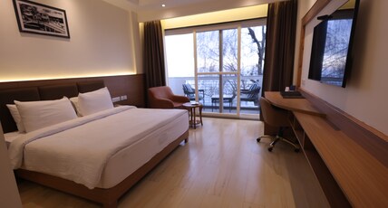 Ramada By Wyndham Mussoorie Mall Road Room Type - 1 Queen Bed, Superior Room, Valley View, Non-Smoking