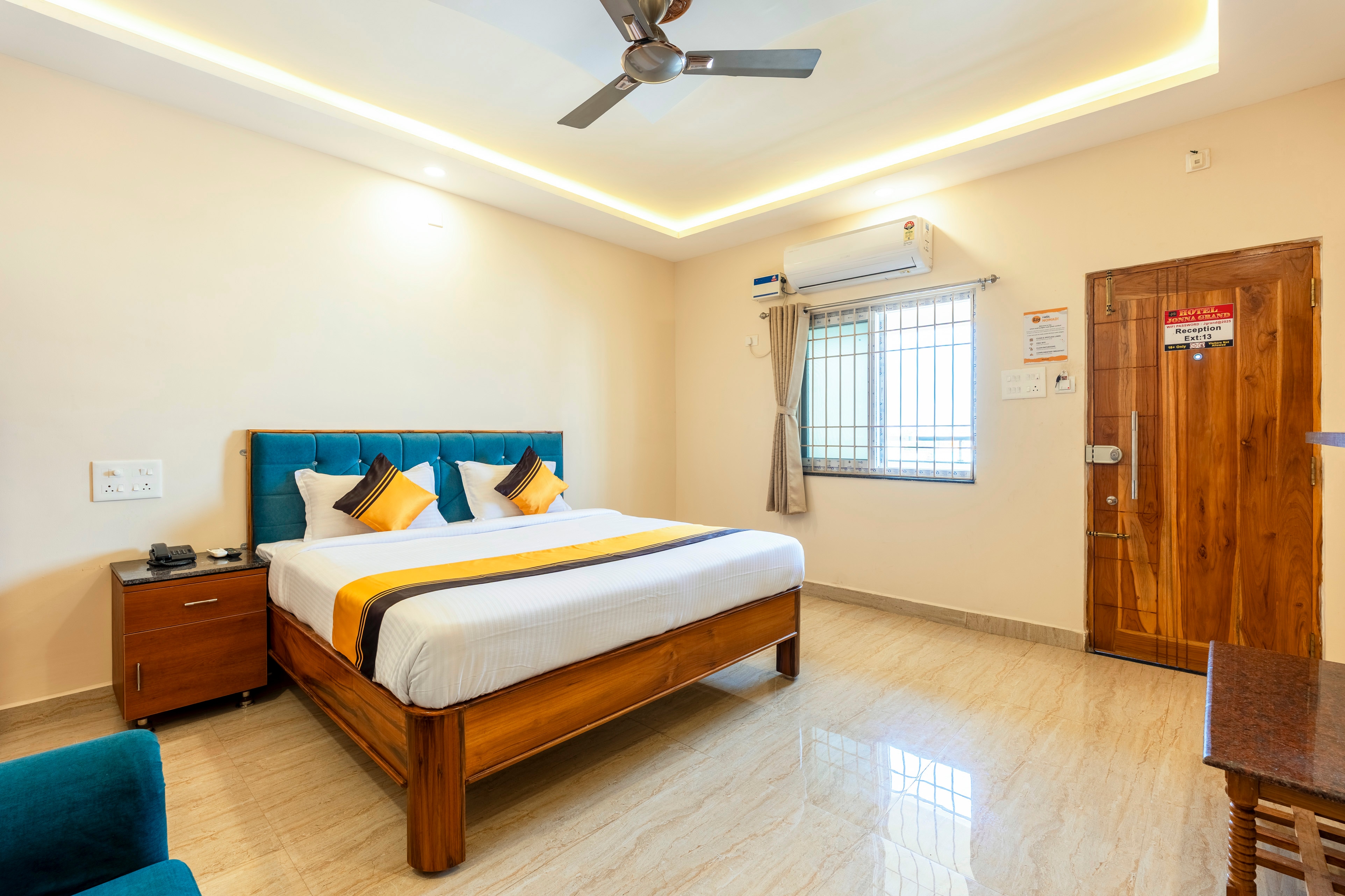 Itsy Hotels Jonna Grand - Tap to explore photos