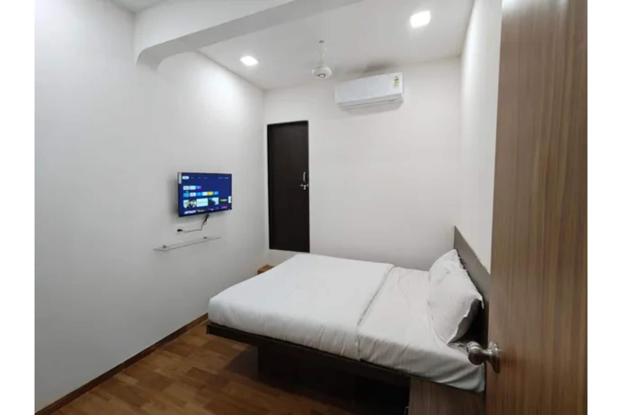 FabHotel Dwarka Inn - Tap to explore photos