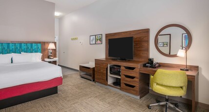 Hampton Inn & Suites Hartford-Manchester, CT Room Type - 1 KING BED NONSMOKING