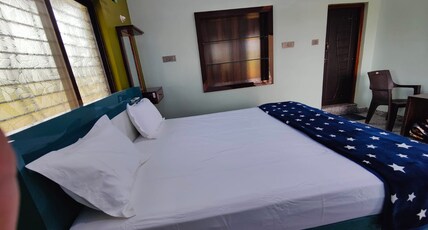 Aditya Tourist Home Room Type - Deluxe AC Room