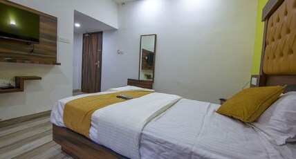 Hotel Kochi Crown Room Type - Deluxe AC Room