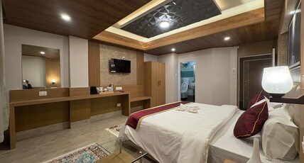 Hotel RaphKhang Room Type - Premium Double Bed View Room