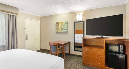 Best Western Oxnard Inn Room Type - 1 King Bed, Non-Smoking, Business Plus Room, Microwave And Refrigerator, High Speed Internet Access, Best Western Oxnard Inn Room Type - 1 King Bed, Non-Smoking, Business Plus Room, Microwave And Refrigerator, High Speed Internet Access,
