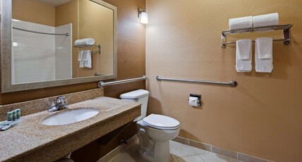 Best Western Granbury Inn & Suites Room Type - Accessible - 2 Queen, Mobility Accessible, Communication Assistance, Bathtub, Non-Smoking, Full Brea Best Western Granbury Inn & Suites Room Type - Accessible - 2 Queen, Mobility Accessible, Communication Assistance, Bathtub, Non-Smoking, Full Brea