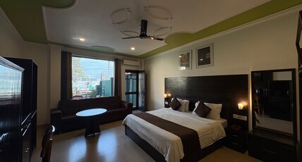 Hotel Green Hills / The 60s Cafe Room Type - Super Deluxe with Mountain View and Balcony