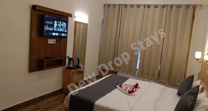 Dew Drop Stays River & Rohtang view Room Type - Deluxe King Bed Room with Hill View
