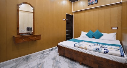 Kashi Dream Guesthouse I Opp. to Kashi Vishwanath Room Type - Deluxe AC Triple Bedroom