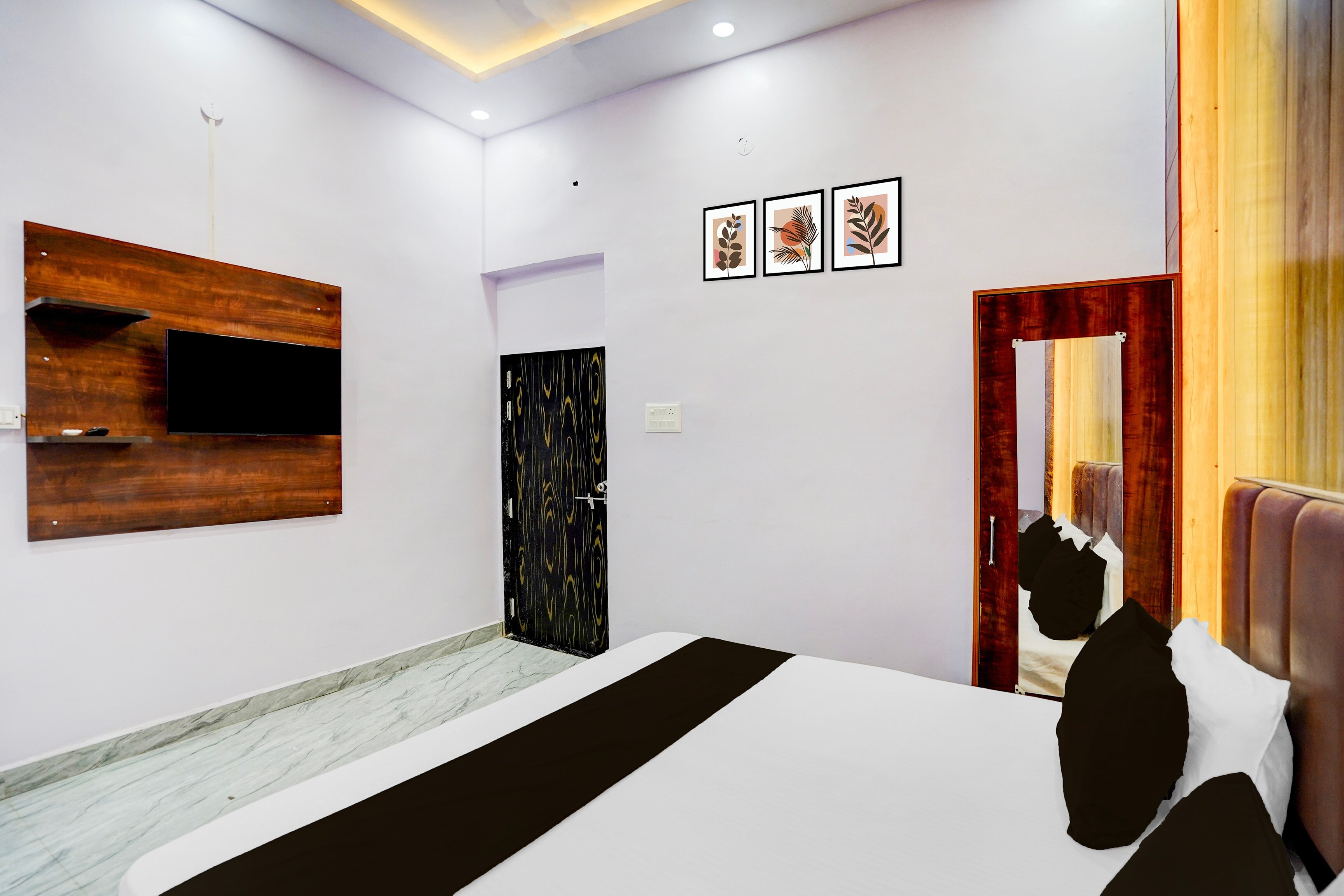HOTEL O JANKI Kalyanpur Railway Station - Tap to explore photos