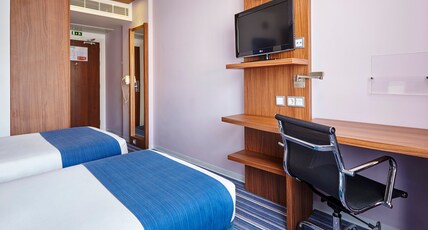 Holiday Inn Express Lisbon - Alfragide Room Type - 2 Twin Standard with Free Breakfast Holiday Inn Express Lisbon - Alfragide Room Type - 2 Twin Standard with Free Breakfast