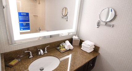 DoubleTree by Hilton Baltimore North/Pikesville Room Type - 2 QUEEN BEDS