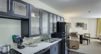 Candlewood Suites COLLEGE STATION AT UNIVERSITY Room Type - 1 Queen Studio Suite Comm Mobil Access