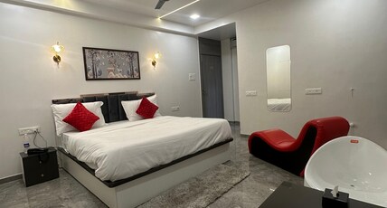 Hotel Hill Top Inn Room Type - Deluxe Room with Square Bed