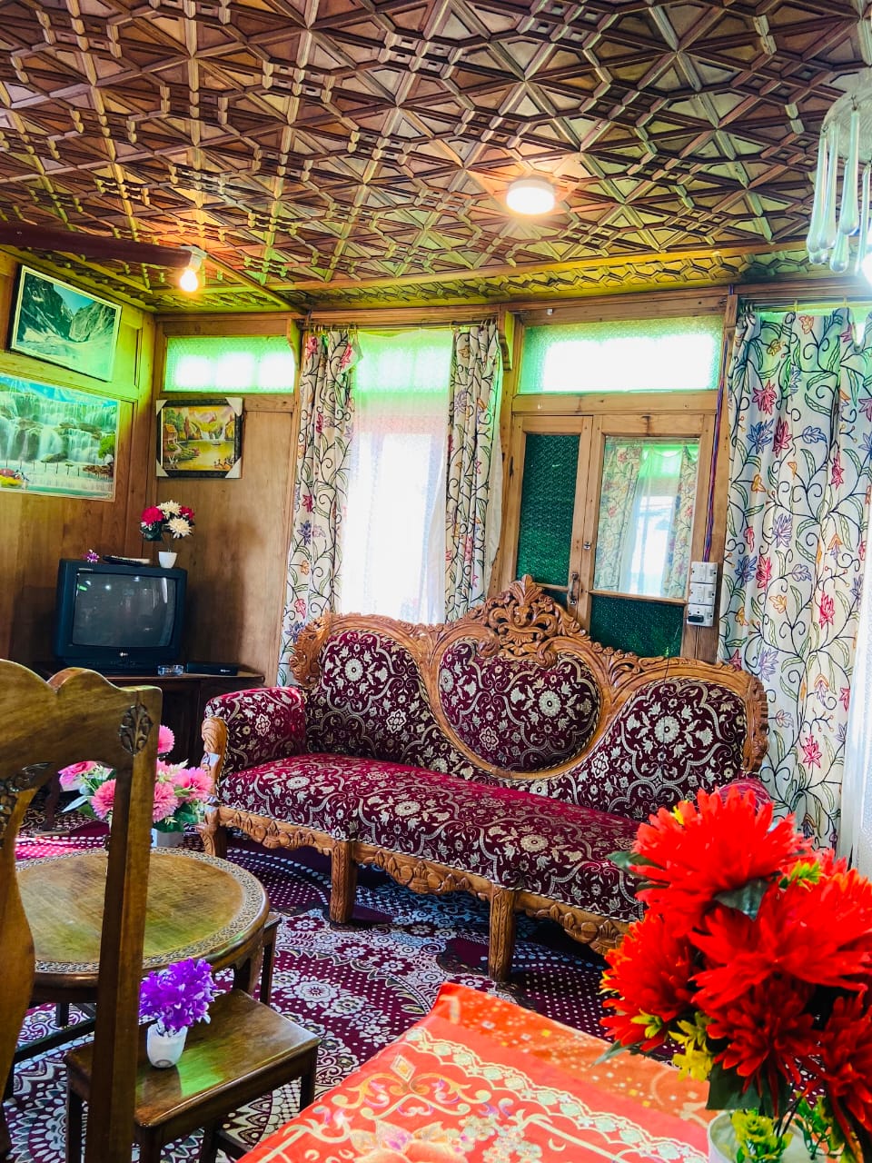 Houseboat Tanveer Mahal - Tap to explore photos