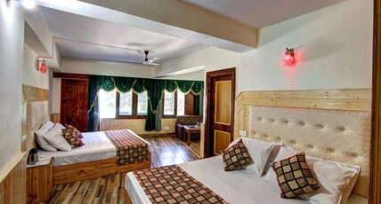 HOTEL HIGHWAY INN Room Type - Family Room