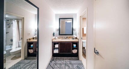 DoubleTree by Hilton Tulsa Downtown Room Type - 1 KING BED CITY VIEW