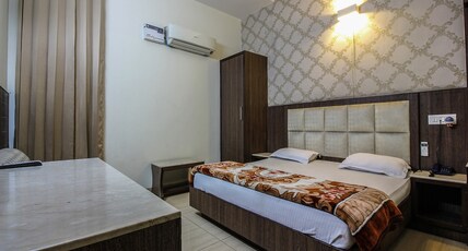 HOTEL HILROZ Room Type - Deluxe Room AC