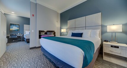 Best Western Premier Peppertree Inn at Bend Room Type - Suite - 1 King 2 Queen Beds, Non-Smoking, Fireplace, Microwave And Refrigerator, Wi-Fi, Full Breakfa Best Western Premier Peppertree Inn at Bend Room Type - Suite - 1 King 2 Queen Beds, Non-Smoking, Fireplace, Microwave And Refrigerator, Wi-Fi, Full Breakfa