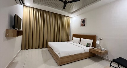 Hotel Hibiscus Tree- Bachupally Room Type - Deluxe Room