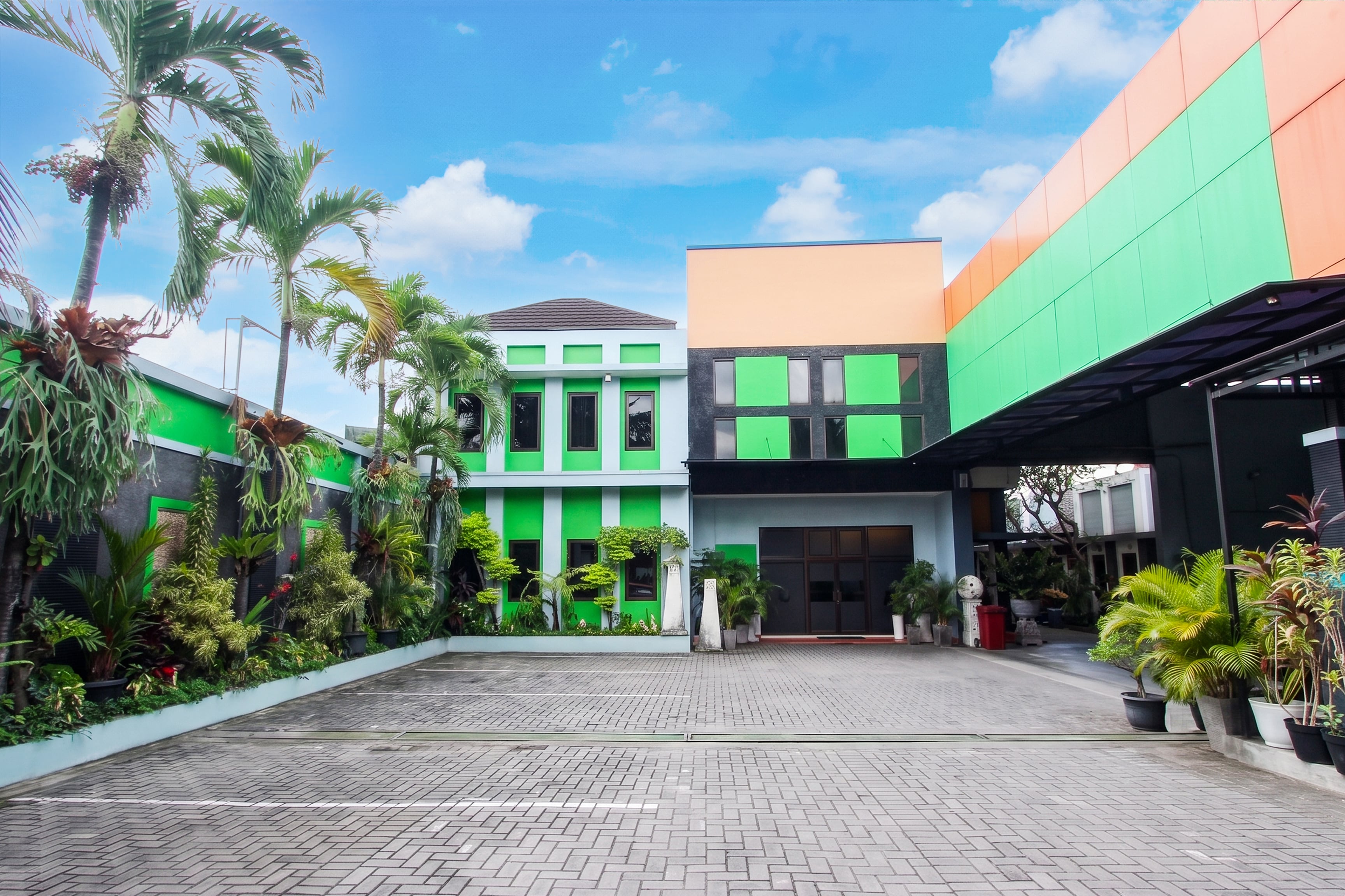 Townhouse Oak Pancanaka Malioboro Hotel - Tap to explore photos
