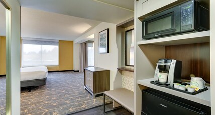 Holiday Inn STAUNTON CONFERENCE CENTER Room Type - 1 King Comm Access Tub Balcony