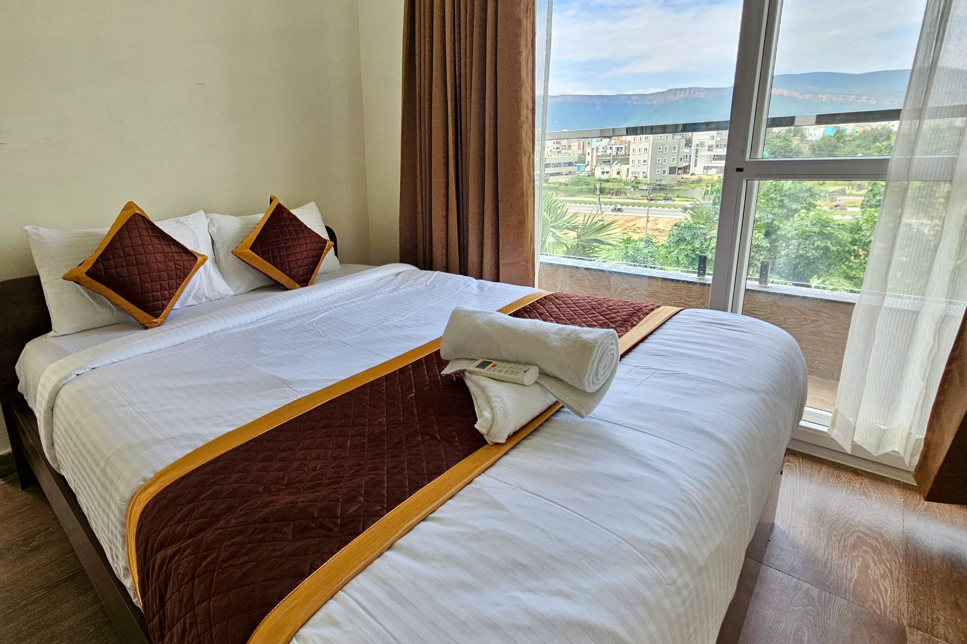 TrueLife Summit Suites - Tap to explore photos
