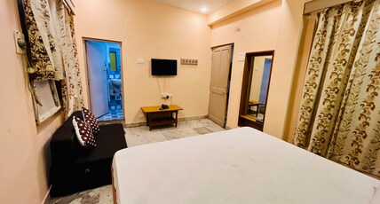 BALAN GUEST HOUSE Room Type - FAMILY DELUXE AC 3pax