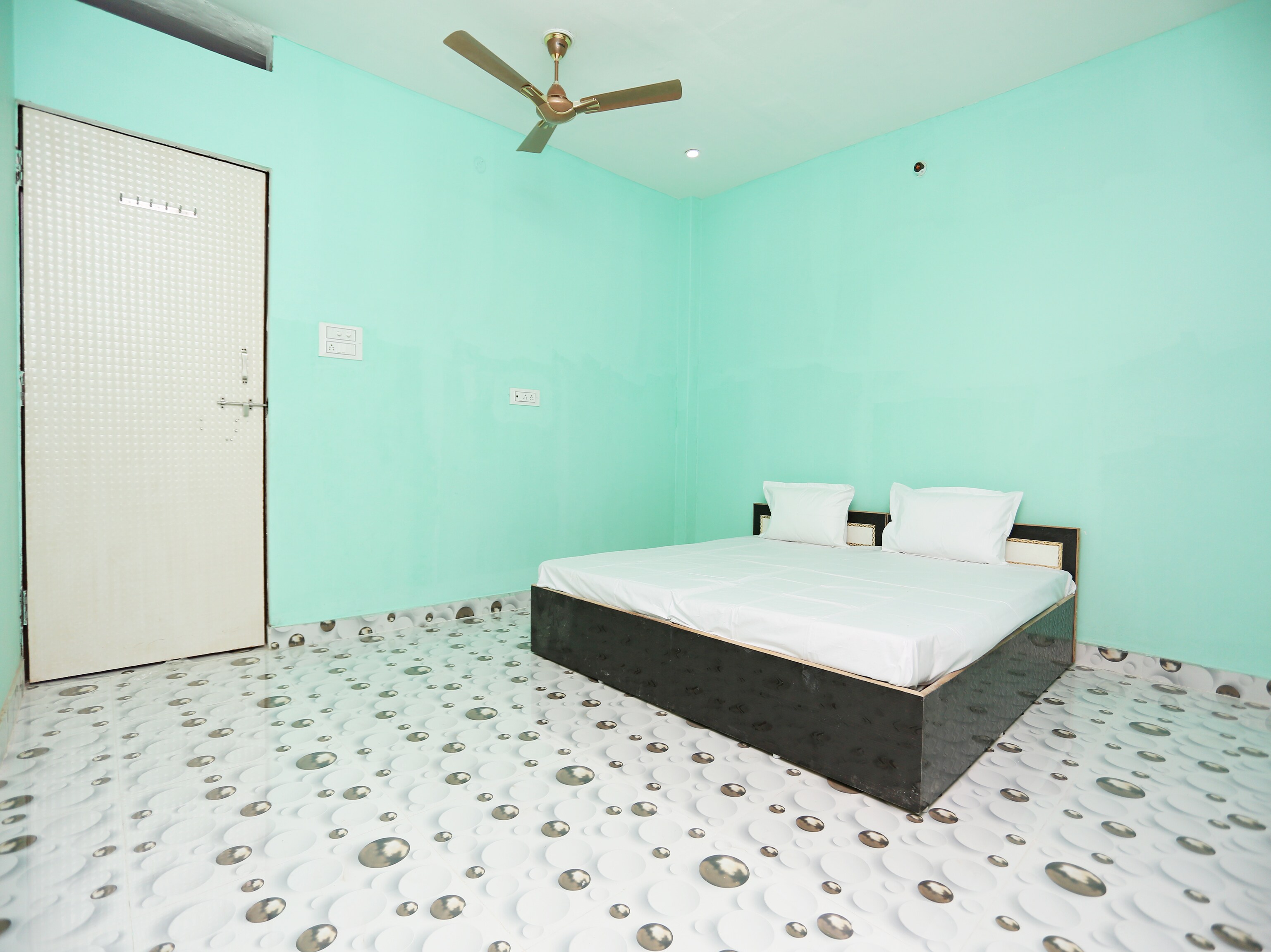SPOT ON by OYO Sarnath Tourist Guest House - Tap to explore photos