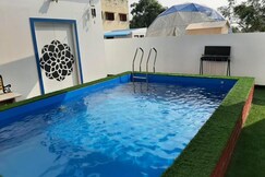 Bleu & Blanc Pool Facing Cottages