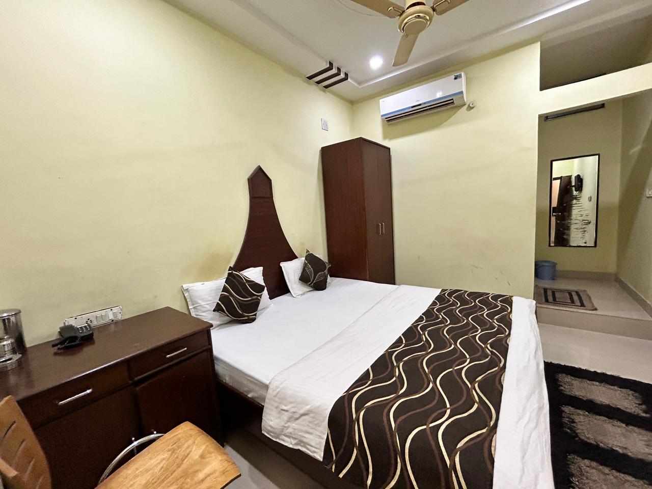 Hotel Al Zaiqa (Opposite Durg Railway Station) - Tap to explore photos