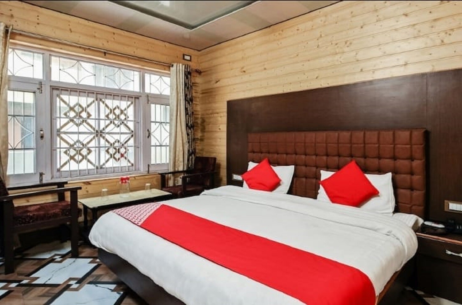 Hotel Chinar Comforts - Tap to explore photos