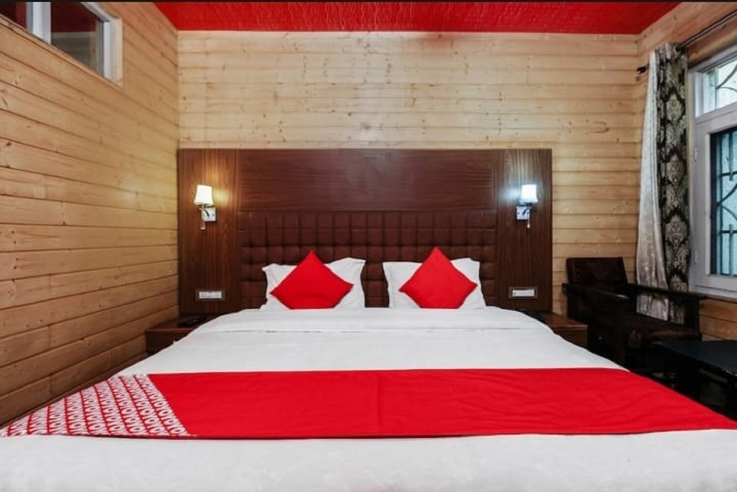 Hotel Chinar Comforts - Tap to explore photos