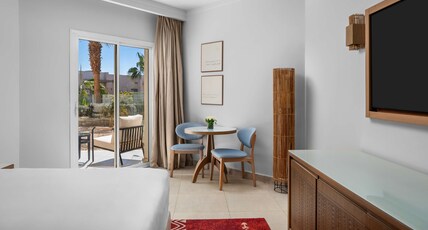 DoubleTree by Hilton Sharks Bay Resort Room Type - KING PREMIUM BEACHSIDE