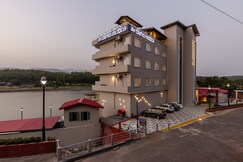 Jay Clarks Exotica with Private Lake Access