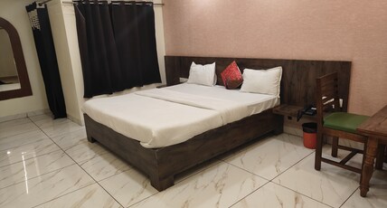 GURUKRIPA HOTEL & RESTAURANT Room Type - Family Room King Bed with City View
