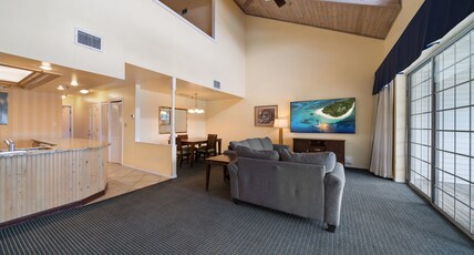 Holiday Inn Hotel & Suites CLEARWATER BEACH S-HARBOURSIDE Room Type - 1 King 1 Bedroom Suite Marina View