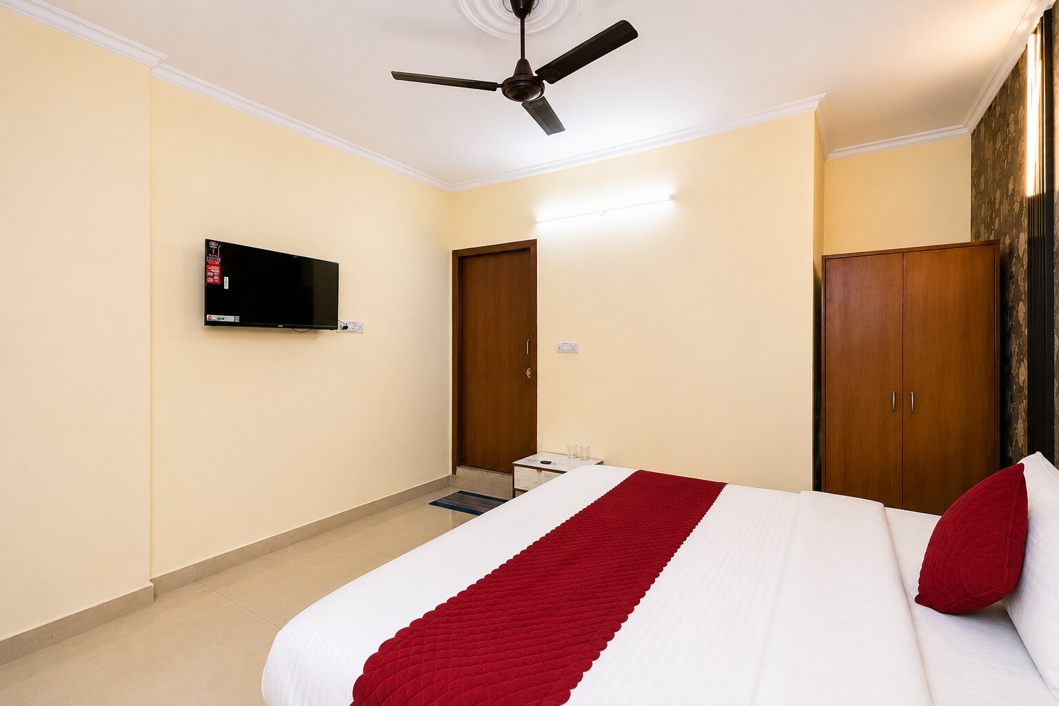 Hotel Park Stay 2 - Near Noida 15 Metro Station - Tap to explore photos