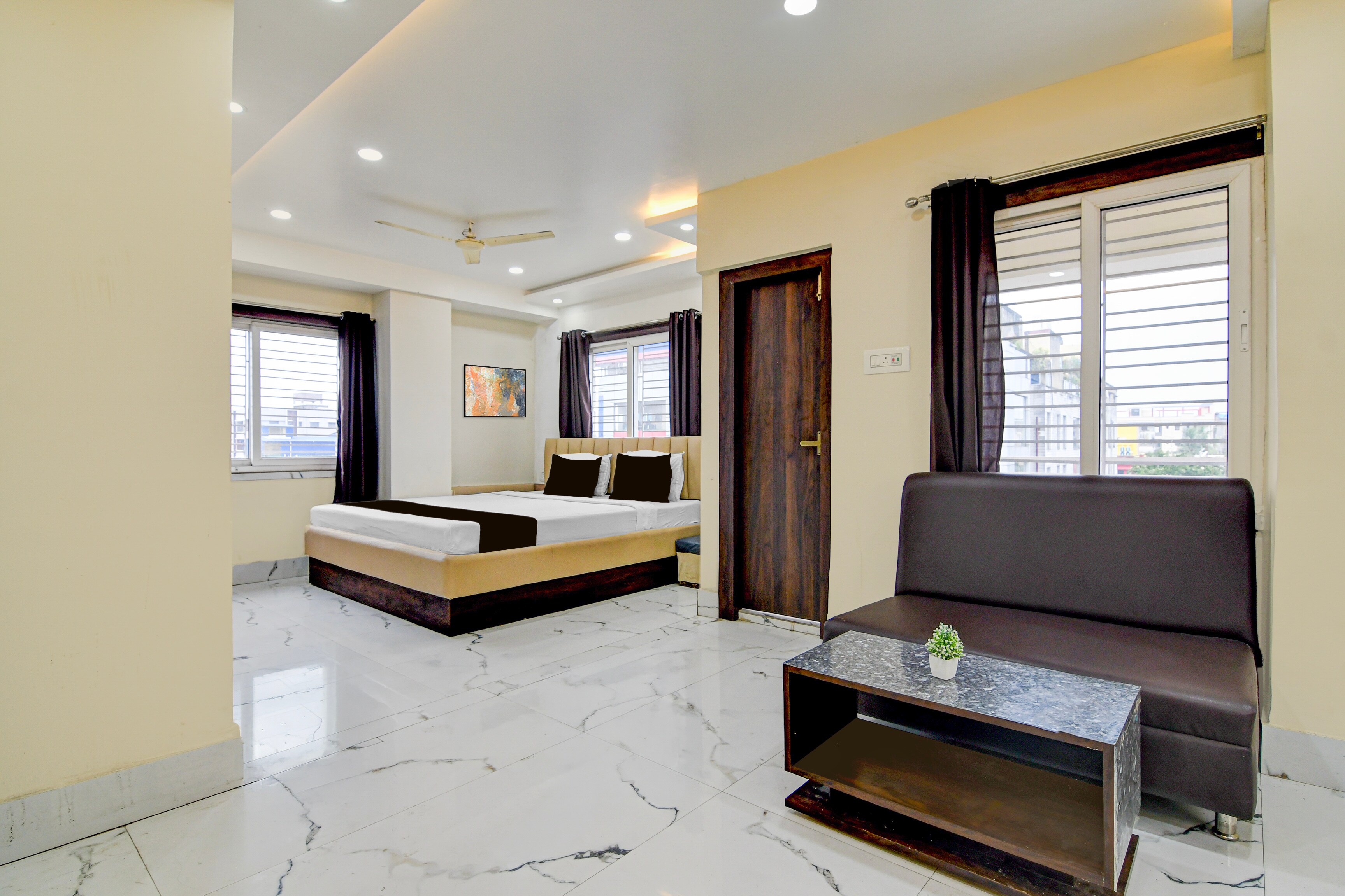 Hotel O Barasat Government College Formerly Mivaan Comfort - Tap to explore photos