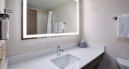 Holiday Inn Express SAULT STE. MARIE Room Type - 2 Queen Standard River View Holiday Inn Express SAULT STE. MARIE Room Type - 2 Queen Standard River View