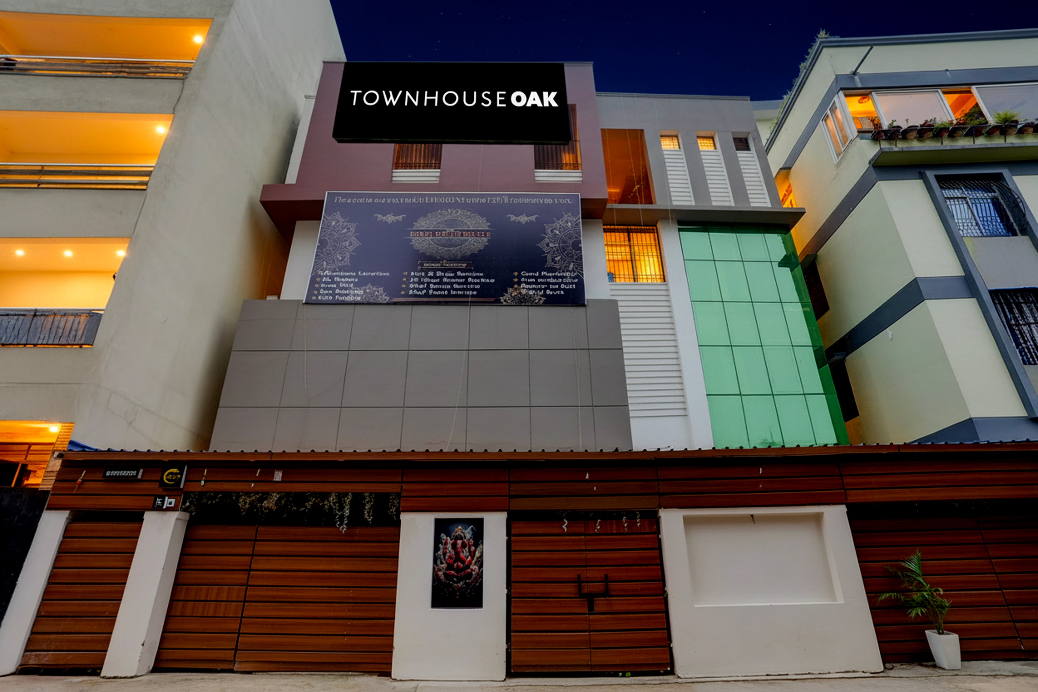 Townhouse OAK Hotel Dream Palace - Tap to explore photos