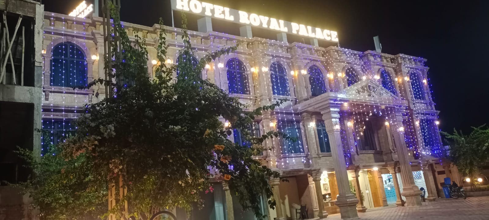 Hotel Royal Palace - Tap to explore photos