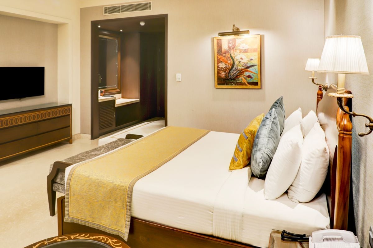 Hotel Maharaja Regency - Tap to explore photos