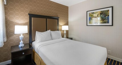 Best Western Plus Palm Court Hotel Room Type - Suite-1 Queen Bed, Non-Smoking, Sofabed, Refrigerator, Wi-Fi